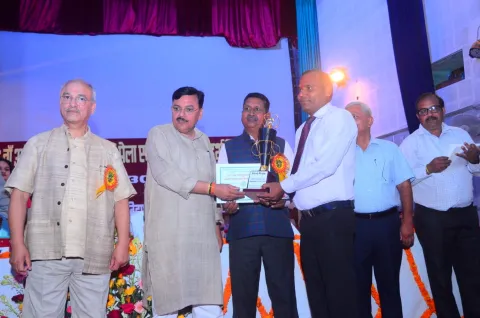 106वे अखिल भारतीय किसान मेला एवं कृषि उधोग प्रदर्शिनी में #न्यूट्रीवर्ल्ड #साडावीर को बायो फर्टीलाइजर ग्रुप में प्रथम पुरस्कार से पुरस्कृत किया गया।